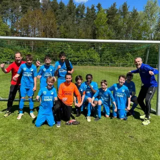 Die Siegesserie unserer U13 geht auch auswärts weiter! 💪🏻
.
Mit einem 1:0 Sieg in Pleinfeld und 3 Punkten im Gepäck gi...