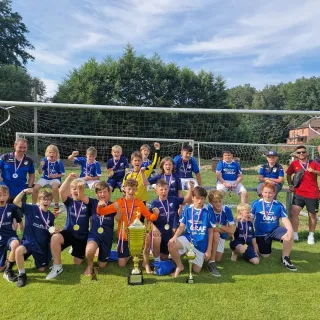 Unsere U11 gewinnt den Städtecup 2024 in Chrastava! 💪🏻💙🤍
.
Saustarke 15 Punkte in 5 Spielen, somit ungeschlagen. Und...