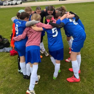 💙⚽️STARKES TEAM, STARKES SPIEL! ⚽️💙

Unsere U13-Mädels gewinnen das Spitzenspiel in Arnsberg 💪🔥 und übernehmen dam...