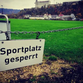Sportgelände gesperrt.
. 
Ab heute ist auch unser geliebter Hofmühl-Sportpark erstmal für die nächsten 4 Wochen gesperrt...