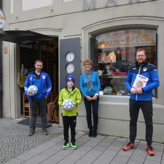 Erfolgreiche Teilnahme am “Fairtrade Bälle-Quiz”
.
⚽️⚽️💙🤍
.
Die @weltbruecke_eichstaett vertreten durch Vorstandsmit...